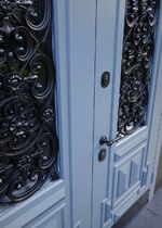 Декоративная ковка 247к-2, установленная на уличную дверь