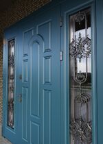 Декоративная ковка 249к-2, установленная на уличную дверь